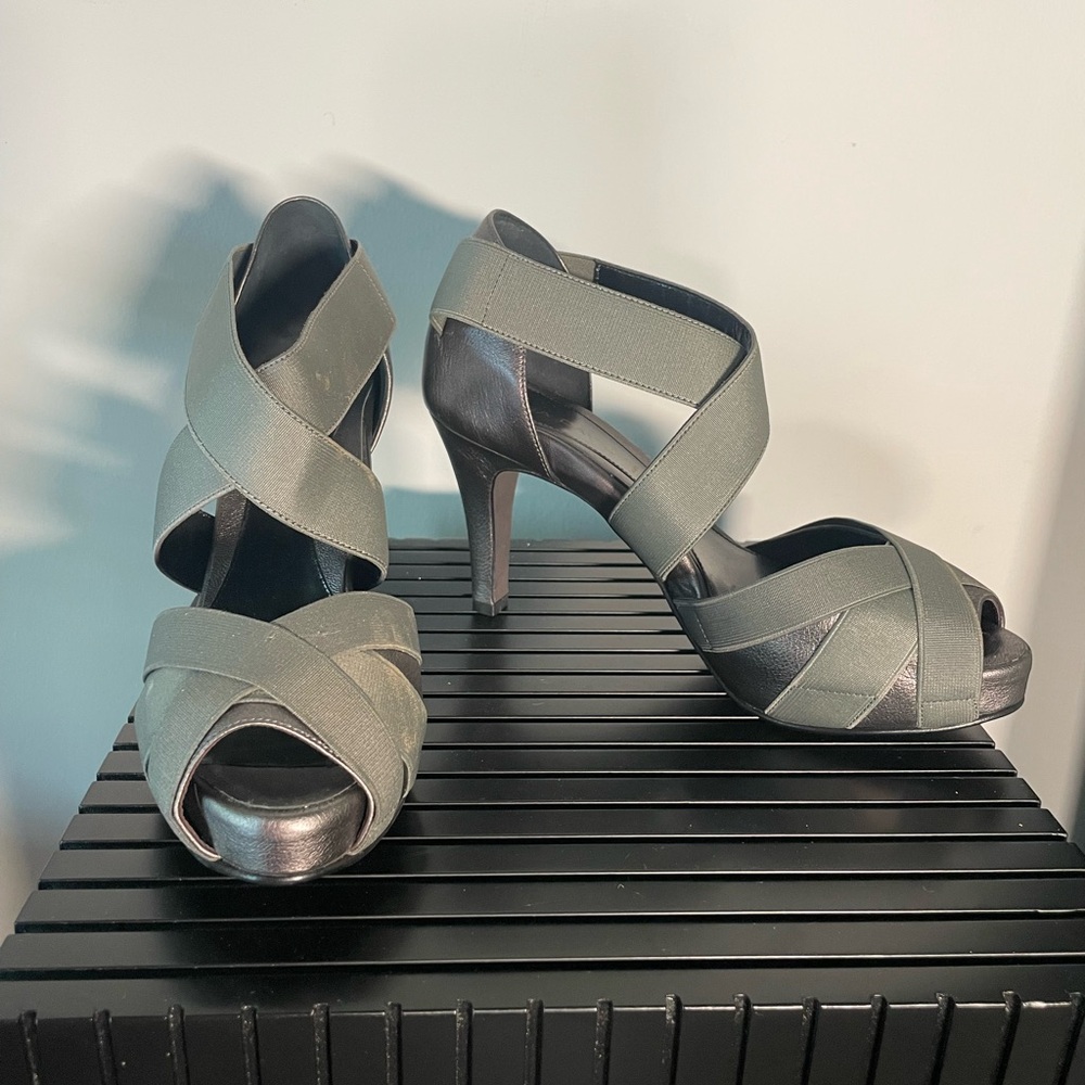 Dana Davis Gray Elastic Strap Pumps Size 9- Like New